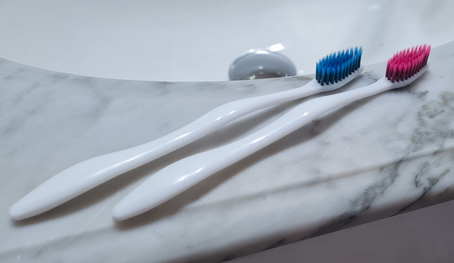 cepillo de dientes, cepillo dental, cepillo suave. Marca Chilena, diseñado por un dentista chileno, extra suave, mango y cabezal reciclable, limpieza hasta 8 veces superior en zonas críticas.